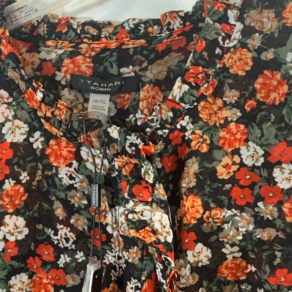 EUC T Tahari ruffle front blouse. 1X - Picture 13 of 14